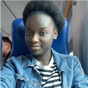 Studente universitaria impartisce lezioni per studenti delle medie o liceo